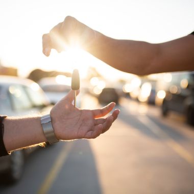 ยื่นกุญแจรถเช่า